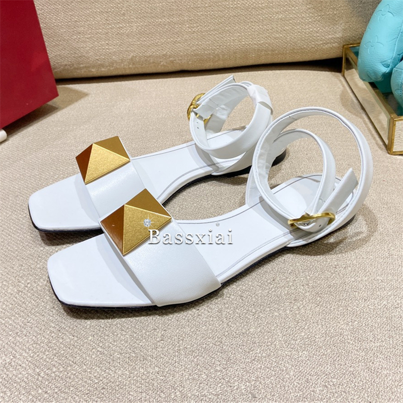 Big Rivet Buckle Decor Sandals - đánh giá và giá Leatherwork Rivets