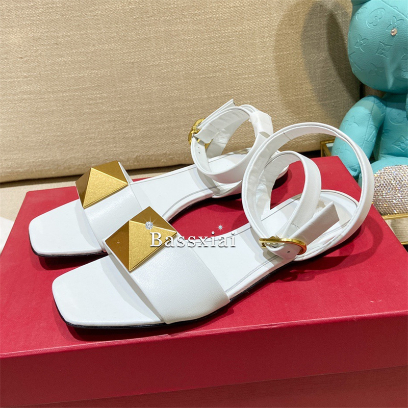 Big Rivet Buckle Decor Sandals - đánh giá và giá Leatherwork Rivets