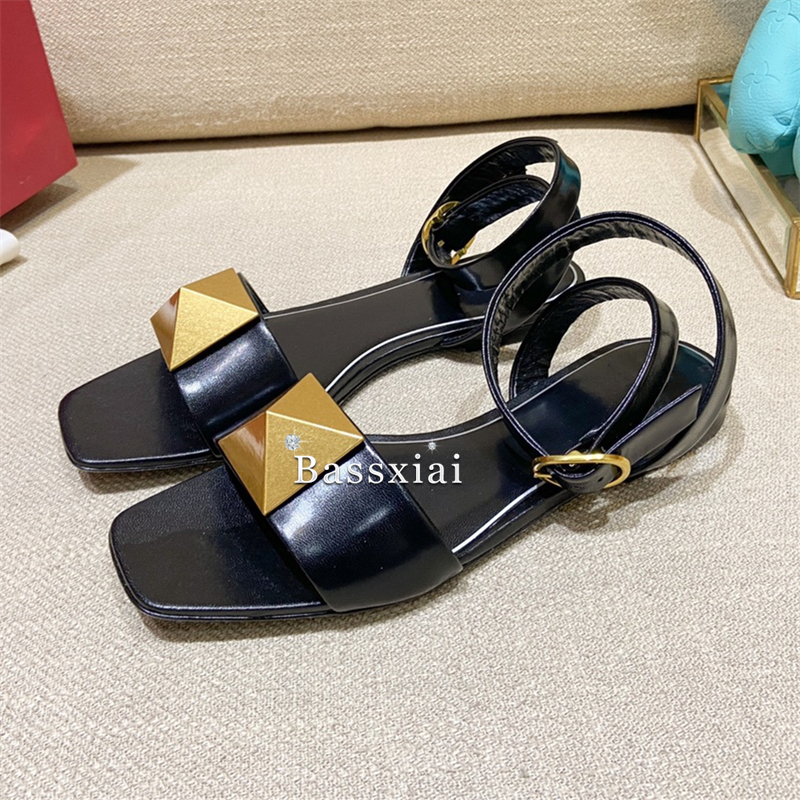 Big Rivet Buckle Decor Sandals - đánh giá và giá Leatherwork Rivets